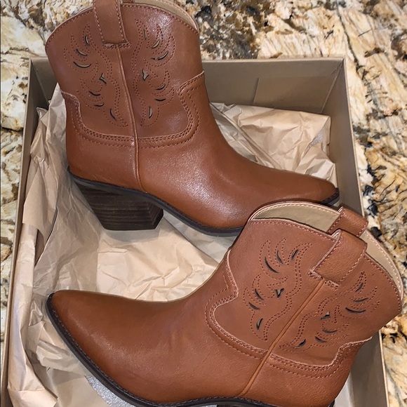 Lucky Talouse Western Leather Bootie - Picture 2 of 5